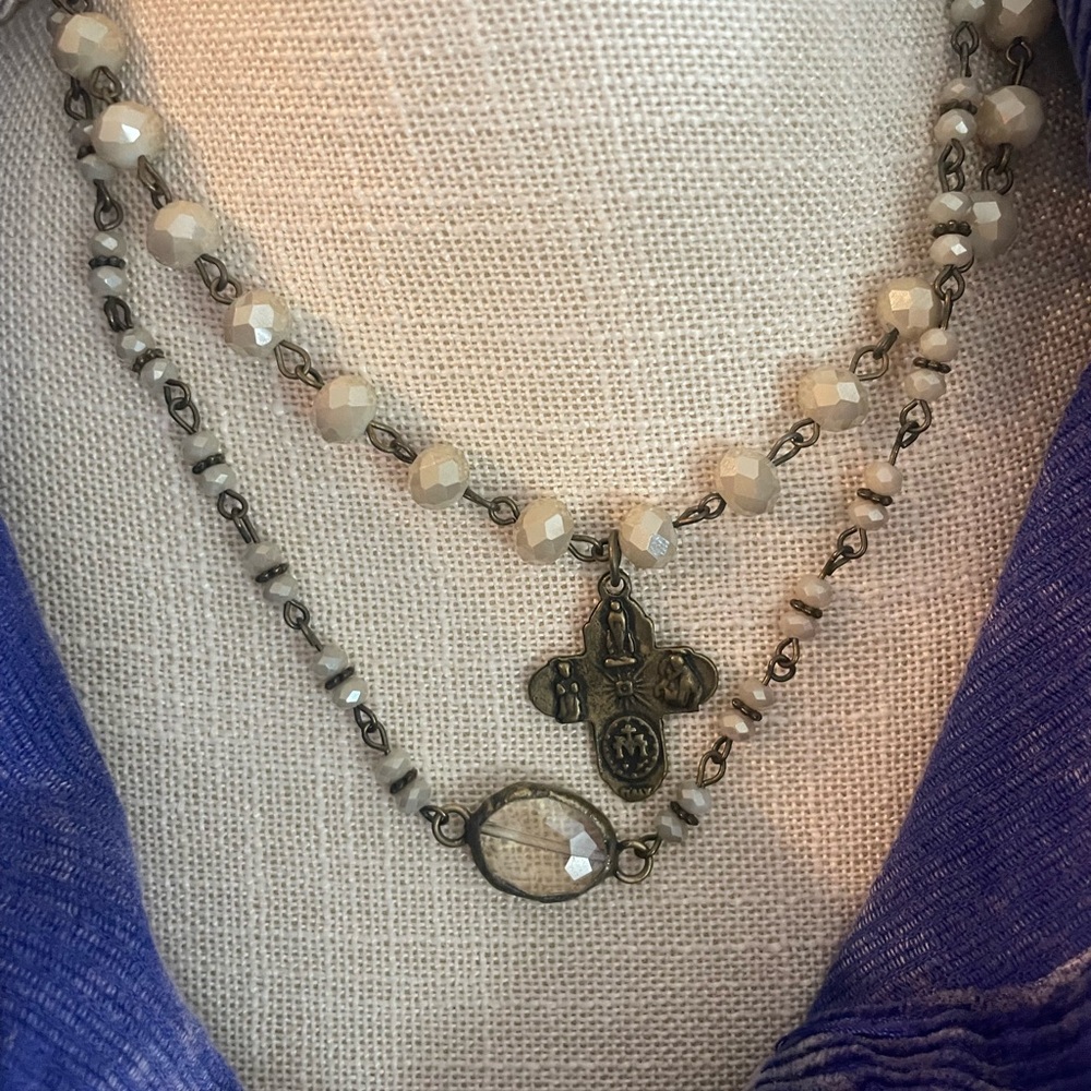 Boutique necklace with clear stone